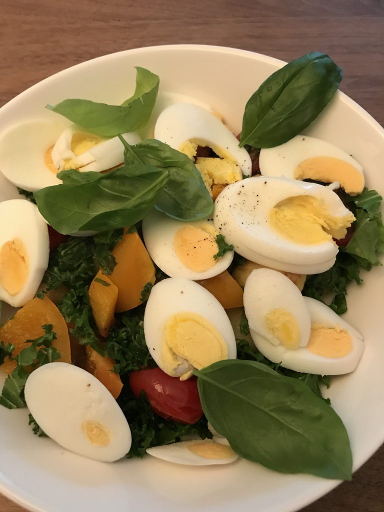 Boerenkool- roerbakschotel met paprika, ei, tomaat, krieltjes en basilicum 